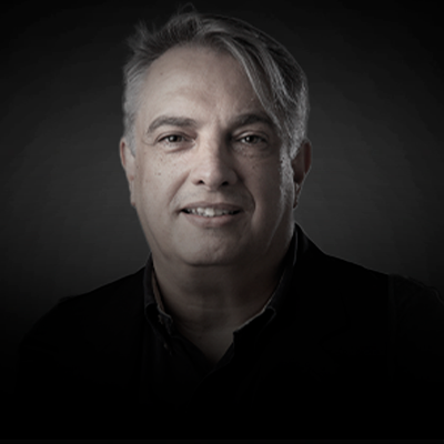 Victor de la Paz Richarte | Doutor e mestre em Gestão de Pessoas pela FEA/USP. 