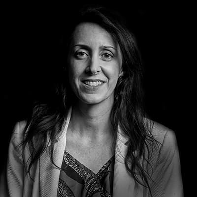 Gleriani Torres Ferreira | Possui 20 anos de vivência em gestão empresarial, especialmente em negociações internacionais. Atualmente, leciona e desenvolve pesquisas relacionadas com indicadores de desempenho voltados aos temas ESG e Objetivos do Desenvolvimento Sustentável, incluindo mapeamento e avaliação de cadeias produtivas.