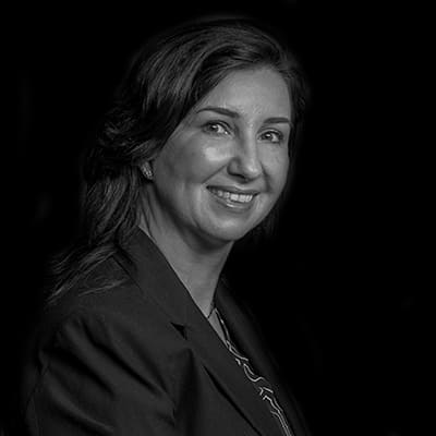Renata S. B. Queiroz | Consultora, pesquisadora e professora, atuou como economista e trainee nas áreas de planejamento econômico de grandes instituições e bancos.
